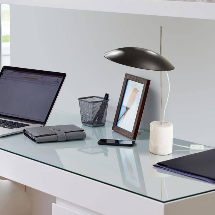 Lampe de bureau CLAM est à la fois une lampe de bureau fonctionnelle avec son réflecteur en aluminium ajustable et une lampe de table décorative avec son design chic. Réflecteur en aluminium.