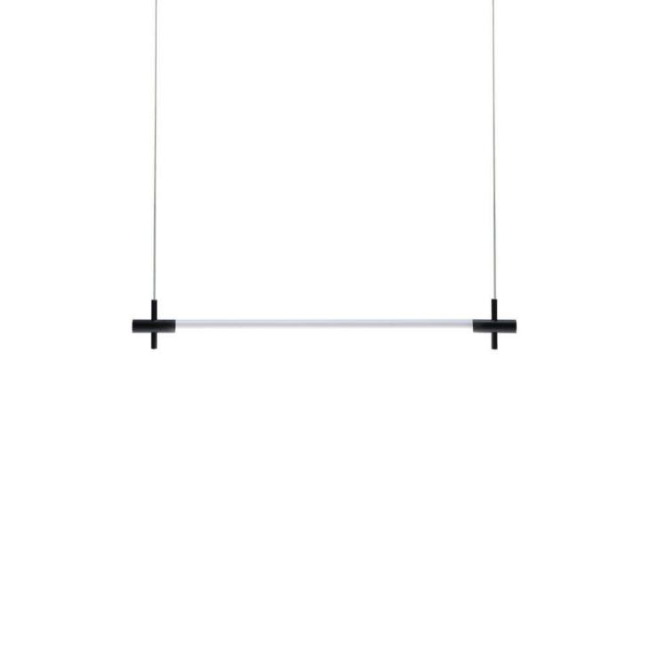 Suspension CROSS. Par son design et sa ligne minimaliste, CROSS a avant tout été pensée comme une suspension modulable. La longueur de la partie éclairante est variable. Suspension en aluminium.