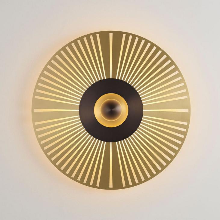 ATMOS ECLAT. Au centre de sa grande couronne ajourée, les disques concentriques d’ATMOS se succèdent jusqu’à son cœur lumineux.