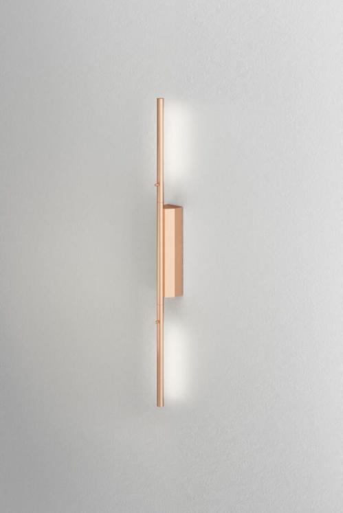 LINK. Sobre et minimaliste, la collection Link encadre la lumière. Selon l’orientation du luminaire, la ligne épurée s’inscrit dans l’espace vertical et horizontal. Applique-liseuse en laiton massif.