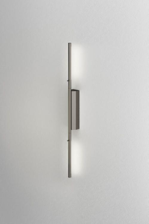 LINK. Sobre et minimaliste, la collection Link encadre la lumière. Selon l’orientation du luminaire, la ligne épurée s’inscrit dans l’espace vertical et horizontal. Applique-liseuse en laiton massif.