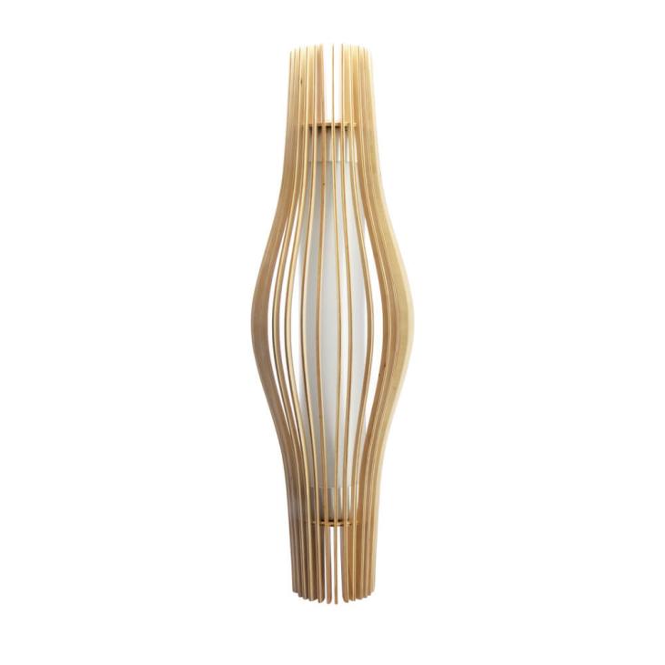 Longiligne et particulièrement esthétique, cette applique avec sa structure en lames de bois de bouleau et ses formes rondes, dessinera tout en douceur vos ambiances.