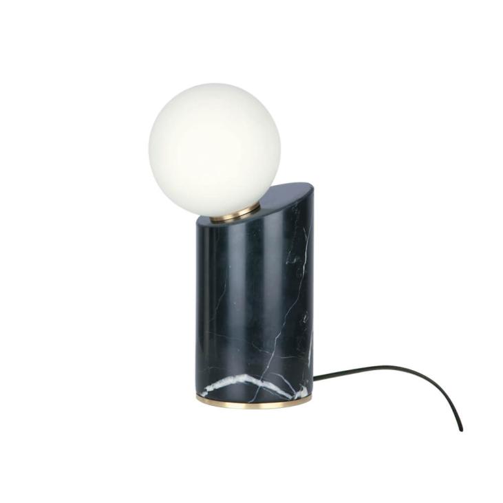 Lampe de bureau. Mélange tendance du marbre noir et du laiton la lampe à poser FELINO dévoile un design minimaliste et délivre un éclairage diffus et homogène. Elle est proposée en version filaire.
