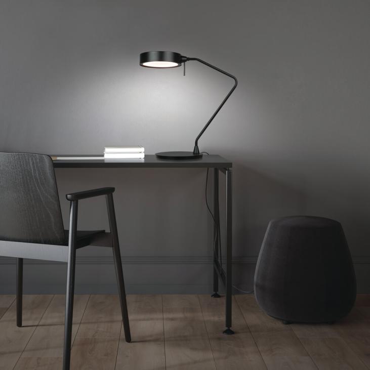 Lampe de bureau. Lampe au design contemporain, équipée d’une tête totalement orientable, avec un éclairage module LED intégré offrant un éclairage diffus et homogène pour un meilleur confort visuel.