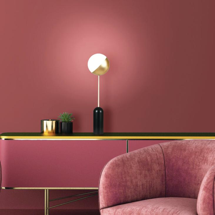 Lampe de bureau SAPHIR crée une belle union entre le simple verre opale blanc et le laiton verni. Moderne et minimaliste, elle apporte un design contemporain et raffiné à vos espaces de vie.